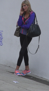 高挑黑色打底少妇