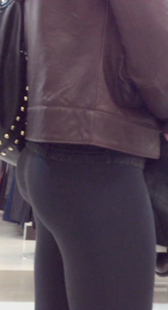 跟拍打底少妇买鞋子