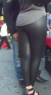 街拍紧身翘臀皮裤
