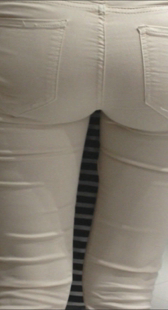 街拍紧身布裤圆臀三角区