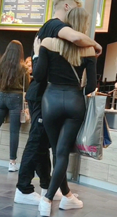 跟拍紧身皮裤宽臀少妇