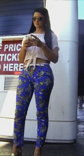 性感蓝裤宽臀少妇