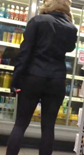 超市圆紧黑裤小妹