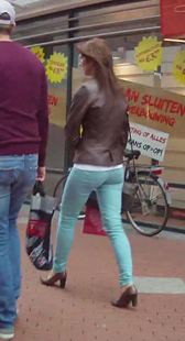 街拍蓝色高跟细腿少妇