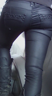 包臀紧裤上电梯