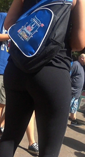 街拍大紧黑臀少妇