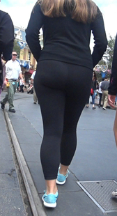 街拍黑裤洋妞重口味