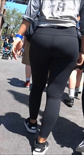 街拍紧翘臀小少妇