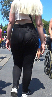 大屁股黑裤子成熟少妇