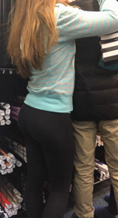 鞋店紧身黑裤小妹