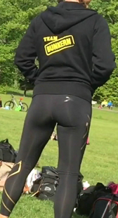 公园包臀黑紧裤小少妇