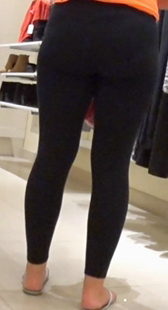 商场包臀黑裤子少妇