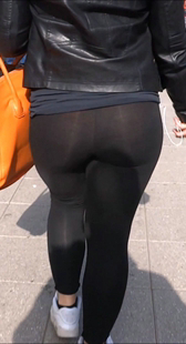 跟拍健美裤少妇有点透明