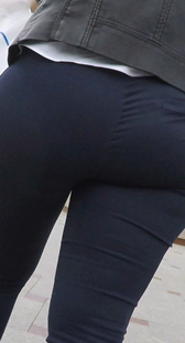 街拍黑紧宽臀PP