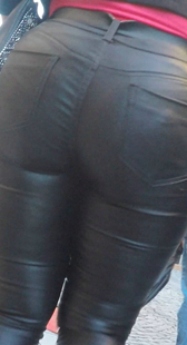 饱满翘臀皮裤熟女