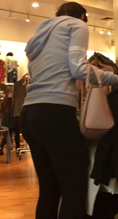 服装店黑裤紧臀小妹