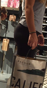 服装店黑紧裤少妇