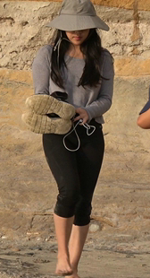 海边极品圆臀黑裤美女