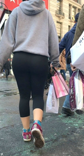 街拍紧身黑裤圆臀少妇