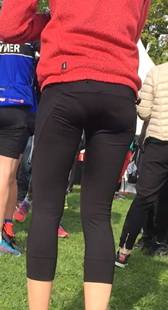 公园紧身黑裤少妇