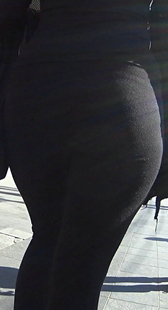 街拍黑色健美裤少妇