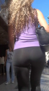 街拍黑紧健美裤翘臀洋妞