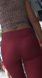 街拍红色健美裤熟女