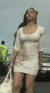 丰满白裙小辣妹