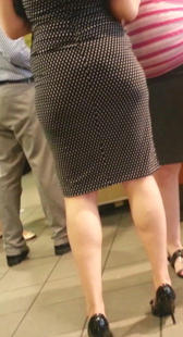 成熟包臀黑裙少妇