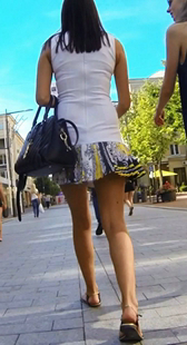 花裙小少妇视频