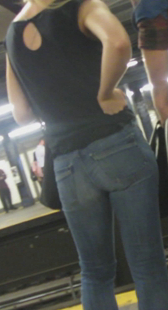 地铁包臀牛仔少妇