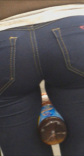 紧牛包臀还夹饮料瓶