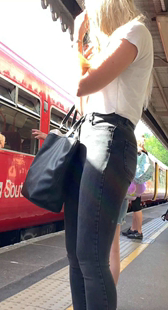 紧身牛仔圆臀少妇等车