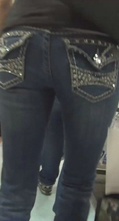 商场紧身黑牛少妇