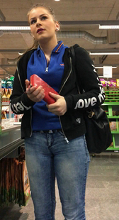 超市紧身牛仔裤成熟少妇