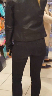 超市紧身黑牛少妇