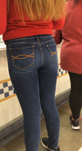 超市紧臀牛仔裤小妹