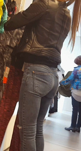 侧拍翘臀灰牛少女