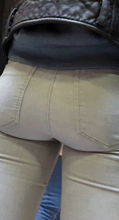 街拍灰牛宽大臀少妇