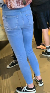 紧身蓝牛宽大臀少女