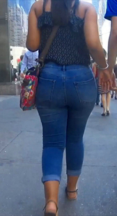 街拍超紧宽臀牛仔
