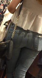 服装店紧身灰牛仔少女