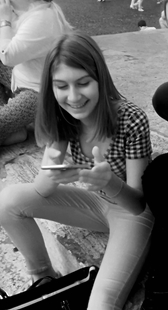 透视牛仔裤小妹子