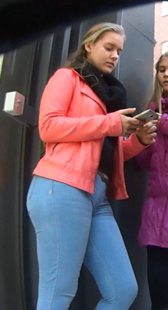 翘臀牛仔裤小妹玩手机