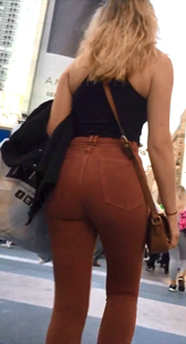 翘臀橘红牛仔美女