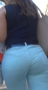 紧身蓝牛气球臀