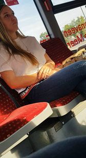 公交车紧身蓝牛美女