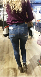 商场包臀紧黑牛仔少女