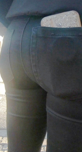 侧拍翘臀黑牛仔裤少妇