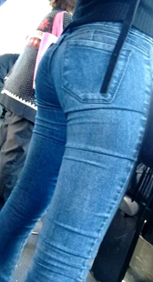 侧拍翘臀蓝牛超紧身妹子